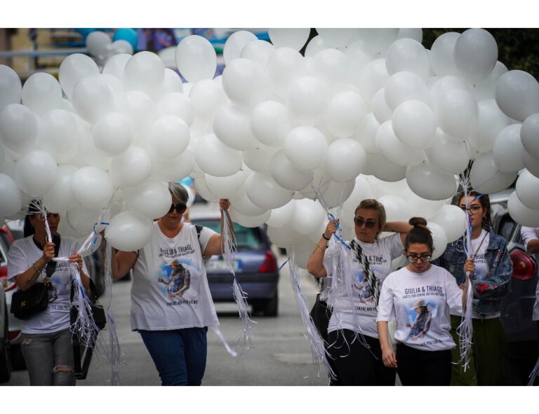 L’addio a Giulia e Thiago, i funerali a Sant’Antimo. Il feretro esce dalla chiesa, lacrime e palloncini bianchi in volo