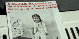 Firenze, la piccola Kata ripresa dalle telecamere mentre esce da sola dall’albergo