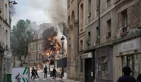 Incendio a Parigi, crolla un palazzo in centro: almeno 2 dispersi, 37 feriti, 4 gravi