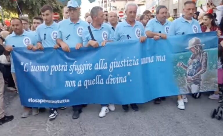Fiaccolata per Giulia Tramontano a Sant’Antimo, il toccante messaggio della famiglia