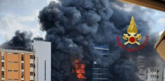 Incendio in una palazzina a Roma, un uomo è morto e almeno 17 feriti