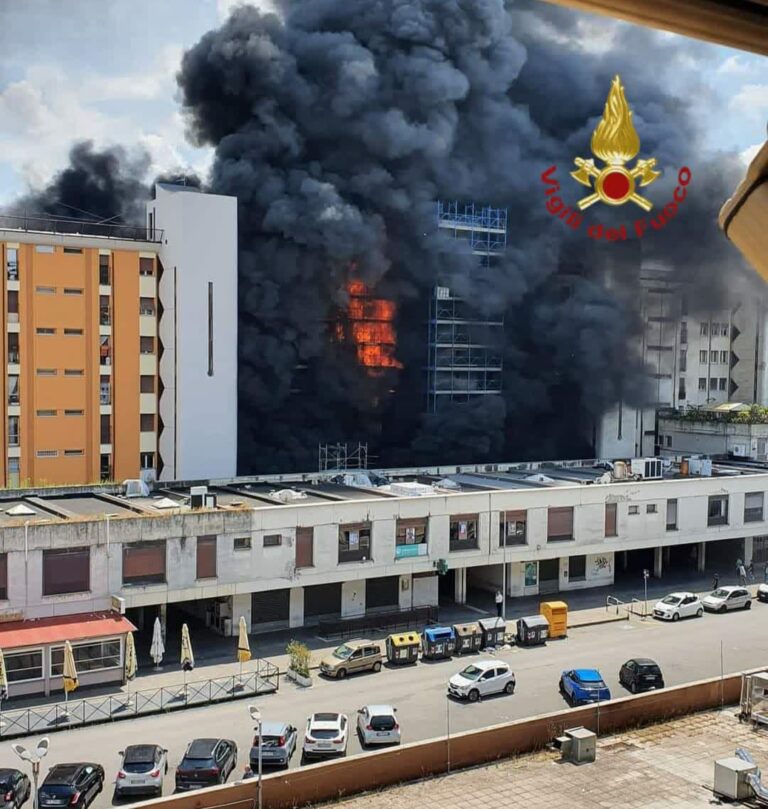 Incendio in una palazzina a Roma, un uomo è morto e almeno 17 feriti