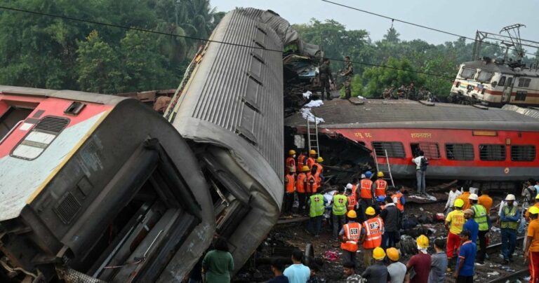 Scontro tra treni in India, il bilancio delle vittime sale a 288