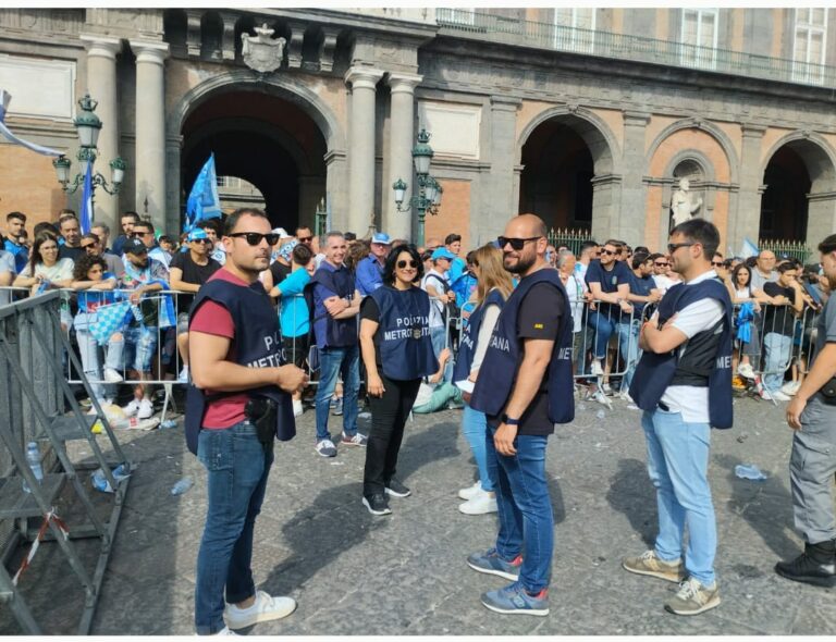 Napoli, un bimbo di 4 anni e un 14enne “scompaiono” nella festa scudetto: ritrovati dalla Polizia metropolitana