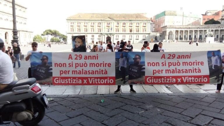 Morto in ospedale Napoli: sit-in parenti, è vittima malasanità