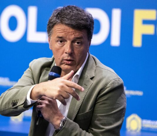Renzi: “Il governo è incapace ma sulla crisi iraniana dialoghiamo. Ora primarie nel centrosinistra”
