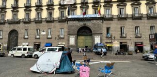 A Napoli sfollati dormono in tenda di fronte al Comune