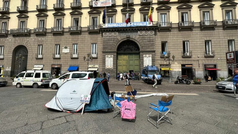 A Napoli sfollati dormono in tenda di fronte al Comune