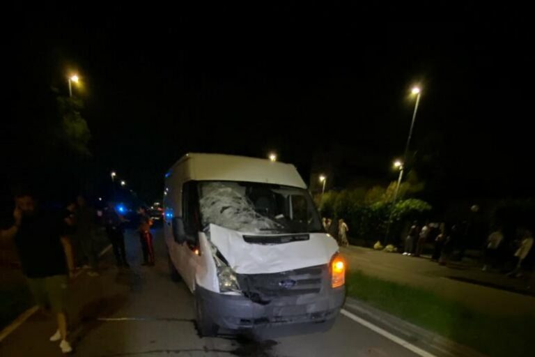 Milano, ubriaco e senza patente investe due 15enni in bici: morto il ragazzo, grave la sua amica