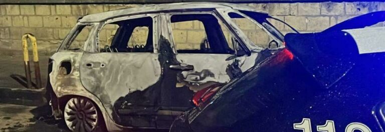 Napoli, incendiata l’auto di una donna: “Vendetta dopo l’omicidio”
