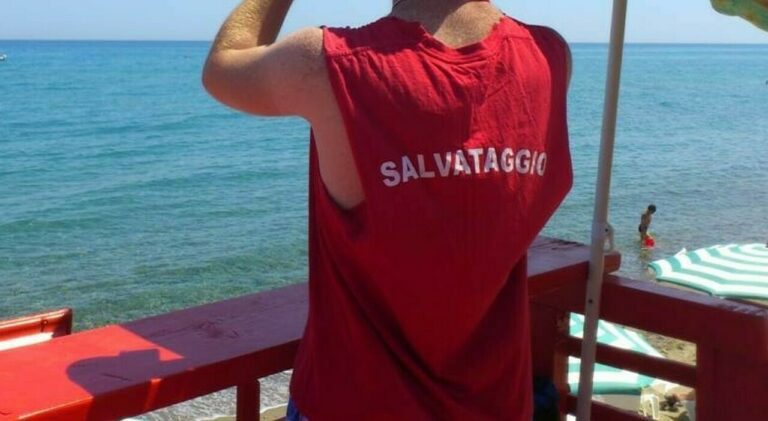 Bagnino 19enne salva una coppia di fidanzati nel Cilento, poi viene picchiato dai altri turisti