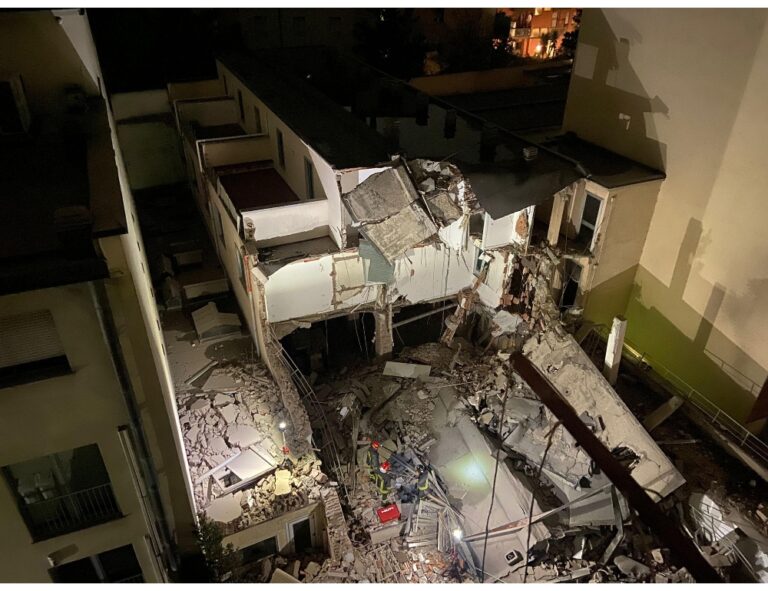 Crolla una palazzina in ristrutturazione a Milano, era disabitata: nessun ferito