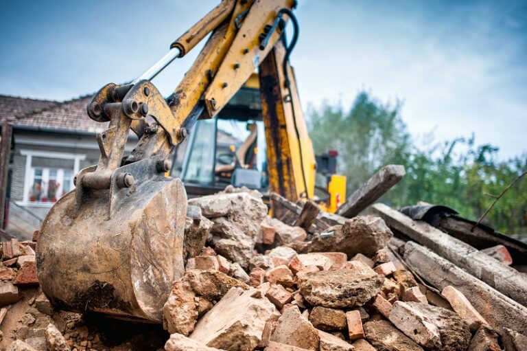 Demolita lussuosa villa abusiva nel Casertano