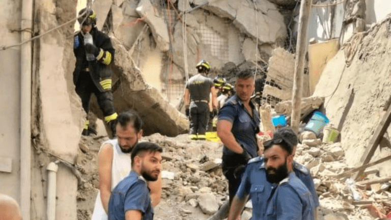 Crollo palazzo a Torre del Greco, 25 persone indagate