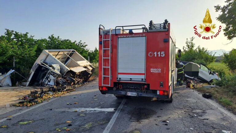 Francolise, schianto tra autocarro e auto con 3 giovani: perde la vita un ragazzo