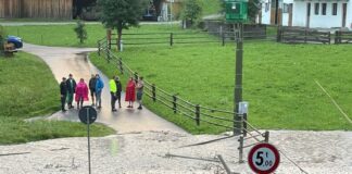 Nubifragio in Alto Adige, strade interrotte e ruspe al lavoro