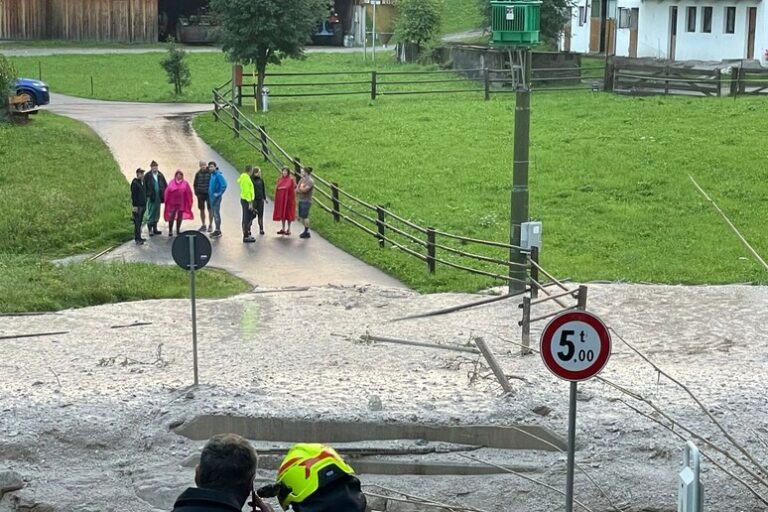 Nubifragio in Alto Adige, strade interrotte e ruspe al lavoro