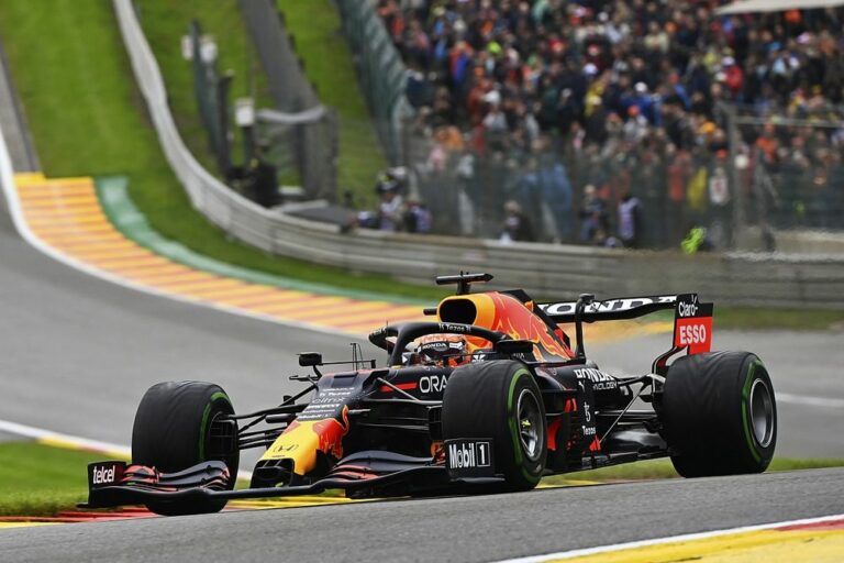 F1, per Verstappen ottava vittoria di fila. Secondo Perez, terza la Ferrari di Leclerc: ritirato Sainz