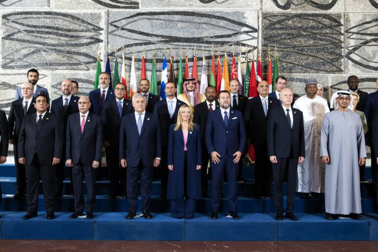 Conferenza sui migranti, Meloni: “Serve impegno comune contro i trafficanti”