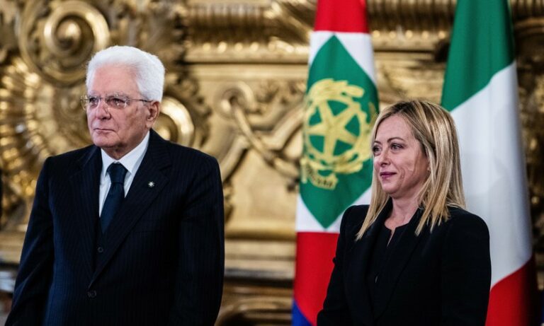 Manganellate agli studenti, Meloni rompe il silenzio e attacca Mattarella: “Pericoloso togliere il sostegno alla polizia”