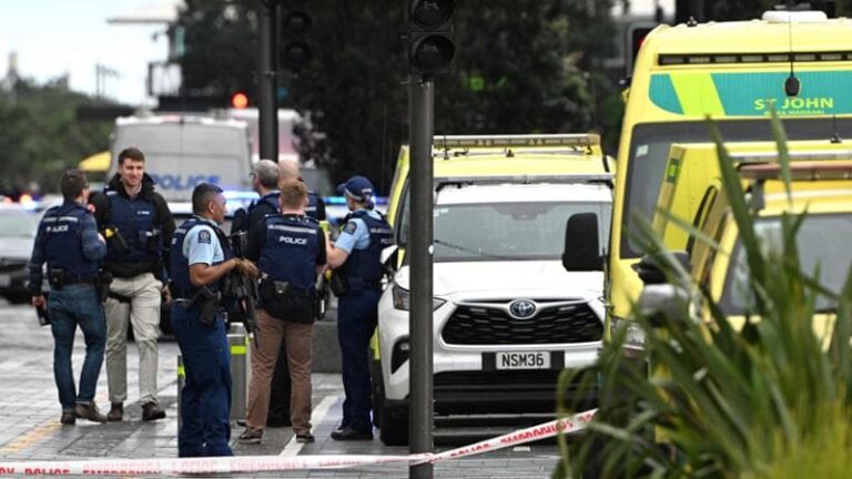 Sparatoria in Nuova Zelanda, tre morti e dieci feriti. Il Premier: “Nessun rischio per i mondiali di calcio femminile”