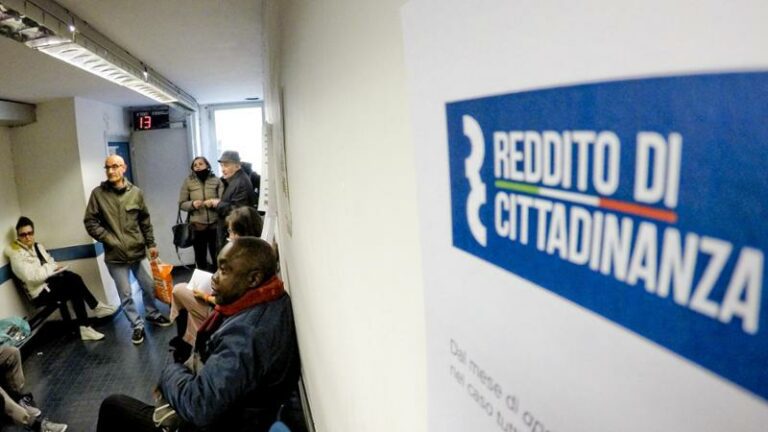Reddito di cittadinanza, arrivano altri 33 mila sms di stop dall’Inps
