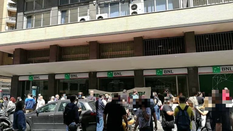 Proteste a Napoli sullo stop al Reddito di Cittadinanza