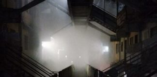 Incendio a Scampia, in fiamme la Vela gialla: cinque persone intossicate