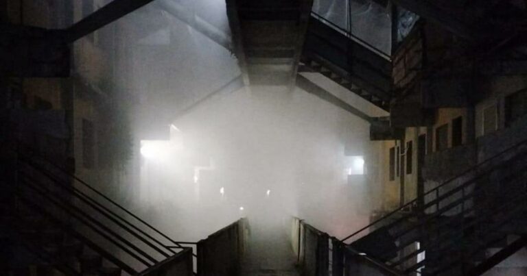 Incendio a Scampia, in fiamme la Vela gialla: cinque persone intossicate