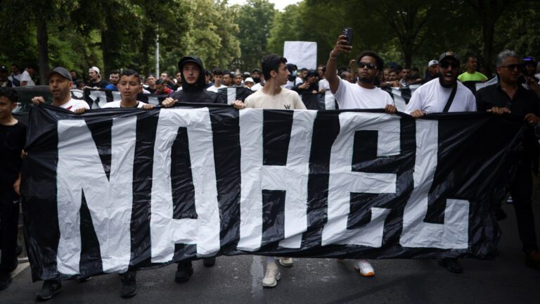 Francia, folla ai funerali di Nahel. Macron rimanda il viaggio in Germania