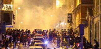 Scontri in Francia: 157 fermi, muore pompiere di 24 anni