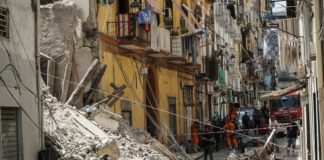 Protesta al Comune di Torre del Greco: case sgomberate, quattro donne minacciano di buttarsi giù