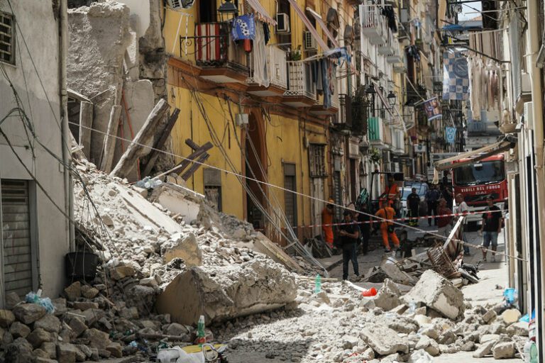 Protesta al Comune di Torre del Greco: case sgomberate, quattro donne ​minacciano di buttarsi giù