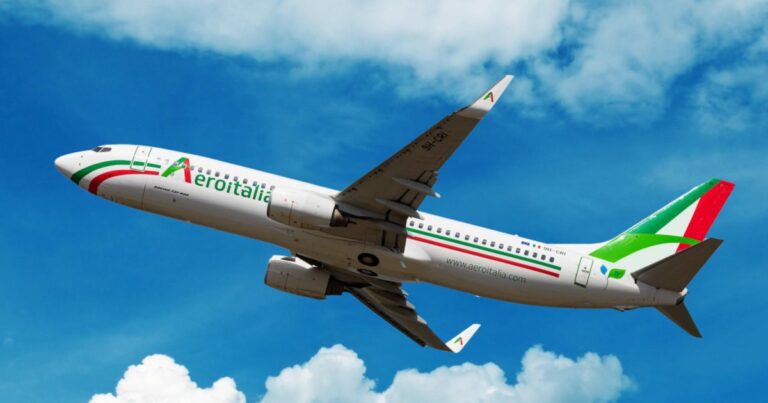 Torna il caro voli, prezzi alle stelle per il Natale. Codacons: “In vista delle festività aumentano le tariffe”