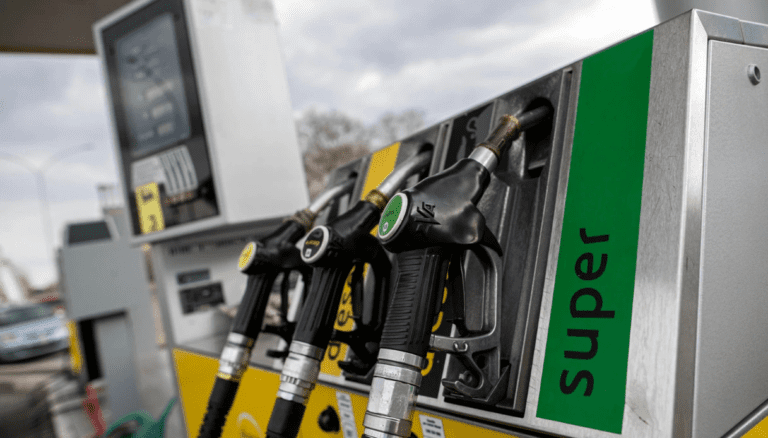 Caro carburanti: il prezzo della benzina sale ancora, servito a 2,1 euro al litro