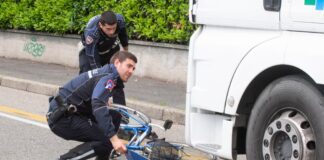 Milano, ciclista di 28 anni travolta e uccisa da un camion in centro