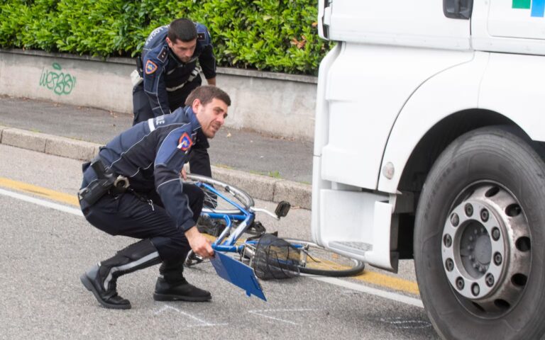 Milano, ciclista di 28 anni travolta e uccisa da un camion in centro
