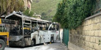 Pozzuoli, conducente di un bus turistico sfonda il cancello del Comune e poi incendia il mezzo. Il sindaco: “Attacco vile e violento”