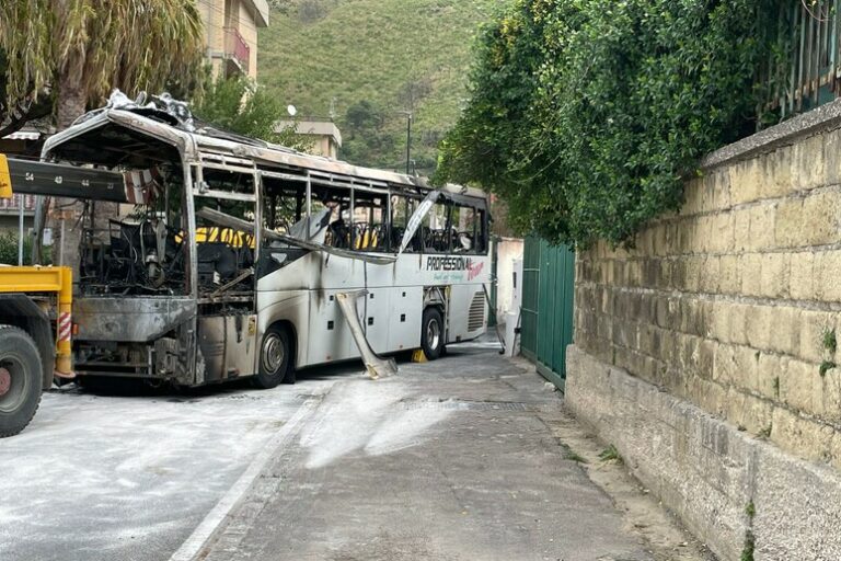 Pozzuoli, conducente di un bus turistico sfonda il cancello del Comune e poi incendia il mezzo. Il sindaco: “Attacco vile e violento”