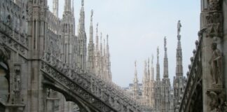 Milano, due ragazzi scalano la guglia del Duomo: presi