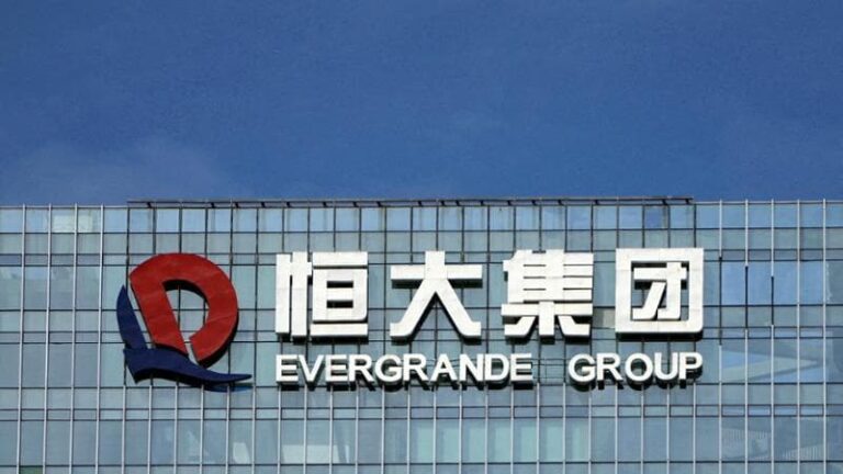 Evergrande crolla in Borsa a Hong Kong, tonfo del 25,45%: “Non ha i requisiti per emettere nuovi bond”