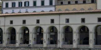 Firenze, imbrattate le colonne del Corridoio Vasariano. Il sindaco Nardella: “E’ vergognoso”