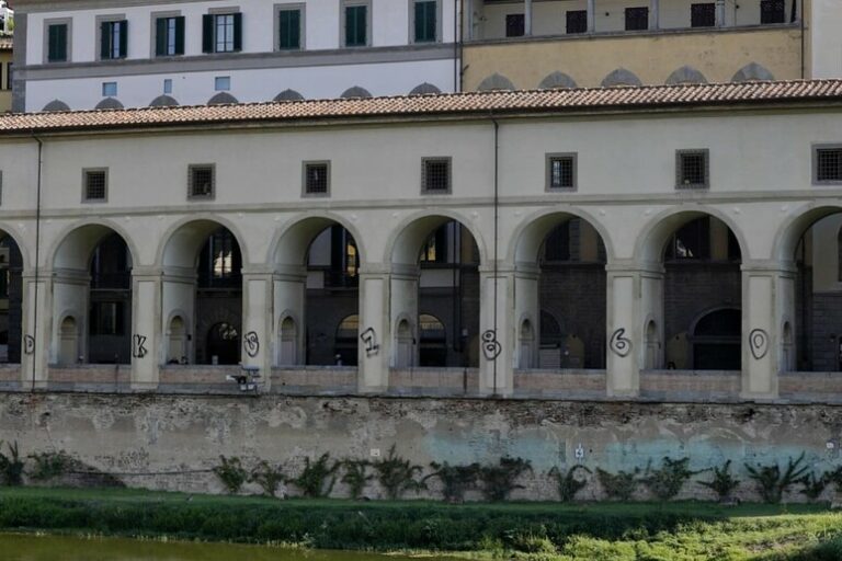 Firenze, imbrattate le colonne del Corridoio Vasariano. Il sindaco Nardella: “E’ vergognoso”