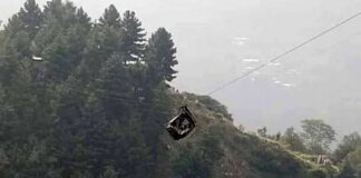 Pakistan, 8 persone bloccate in una funivia: salvati con un elicottero quattro bimbi
