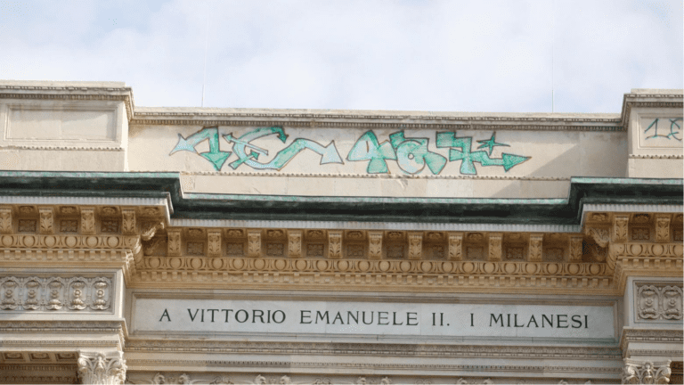 Galleria di Milano, al via i lavori di pulizia: la “firma” già comparsa a Tolosa