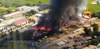 Incendio a Ciampino: “Finestre e porte chiuse in otto comuni vicino Roma”