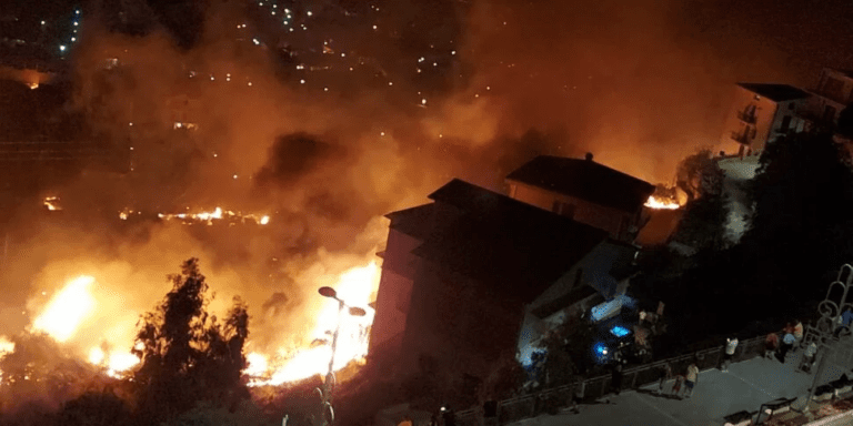 Incendi nel palermitano, roghi minacciano case e attività commerciali