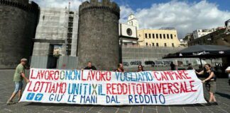 Napoli, corteo in difesa del reddito di cittadinanza: cori contro la premier Meloni e la sede di Fratelli d’Italia