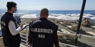 Controlli e sequestri dei Nas in tre lidi balneari nel napoletano: trovati insetti e attrezzi arrugginiti