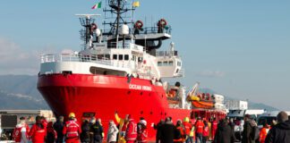 Salerno, attracca al porto la nave con i profughi bambini: a bordo 41 migranti